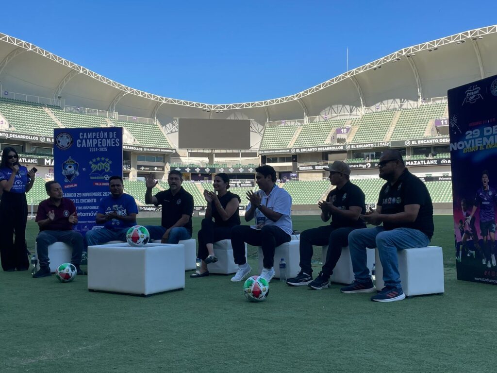 Representantes del futbol sentados y conversando