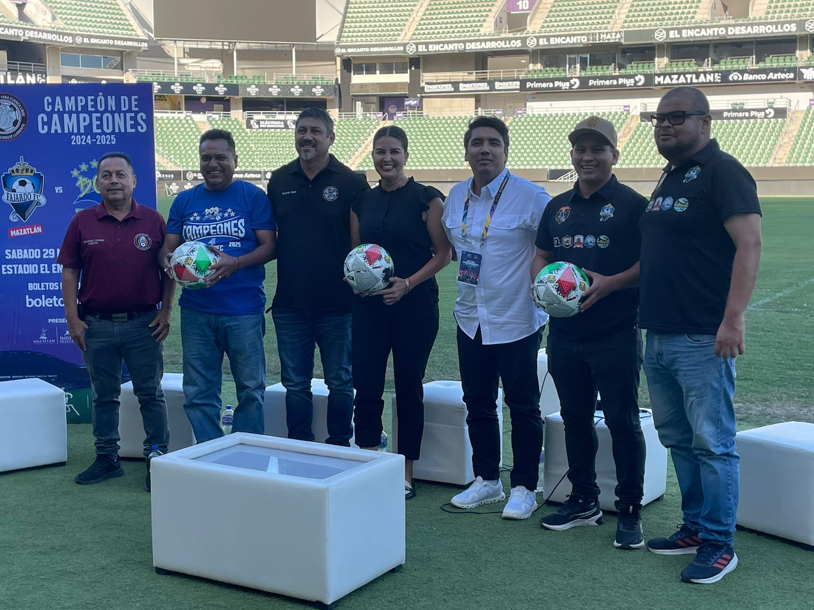 Representantes del futbol sosteniendo balones y posando para la foto