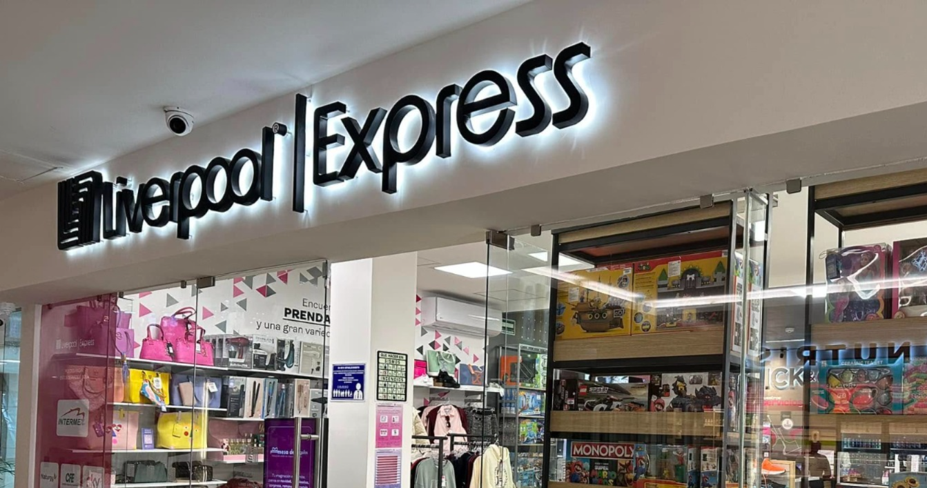 Tienda de Liverpool Express con estantes de mercancía