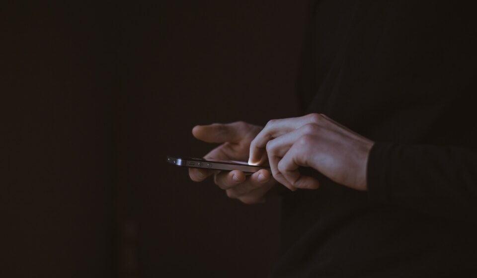 Persona anónima recibe llamada telefónica