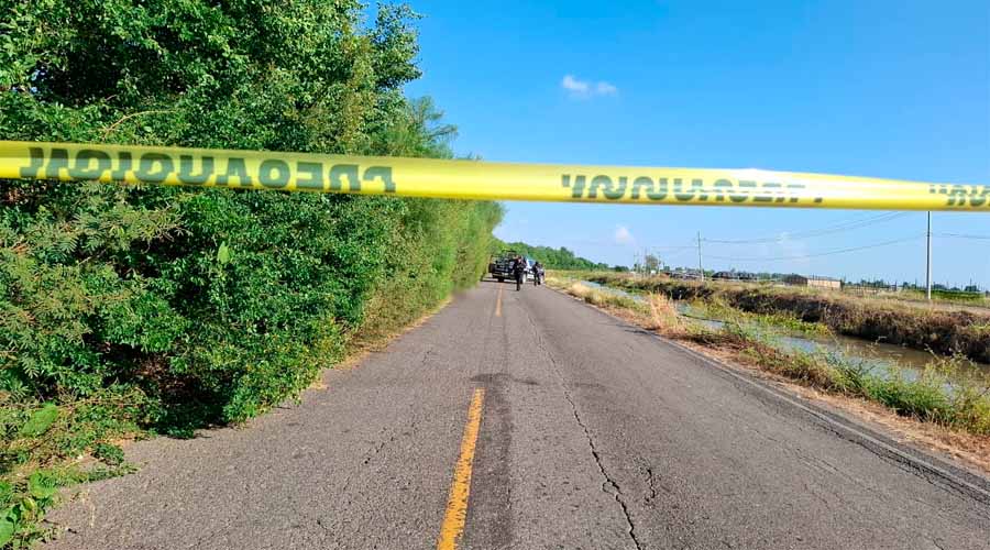 Policía Municipal de Culiacán resguarda tramo carretero de Aguaruto donde se localizaron dos hombres sin vida