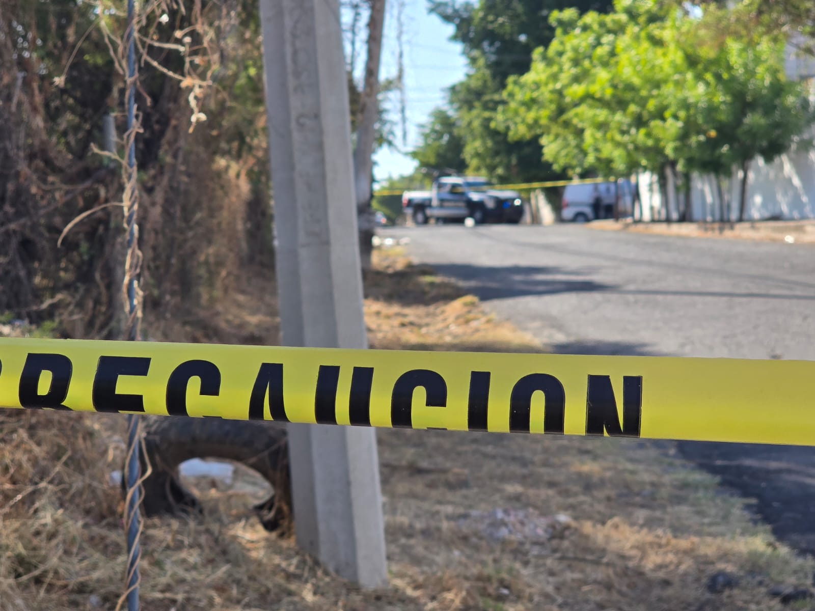 Cinta amarilla de precaución en hecho de violencia