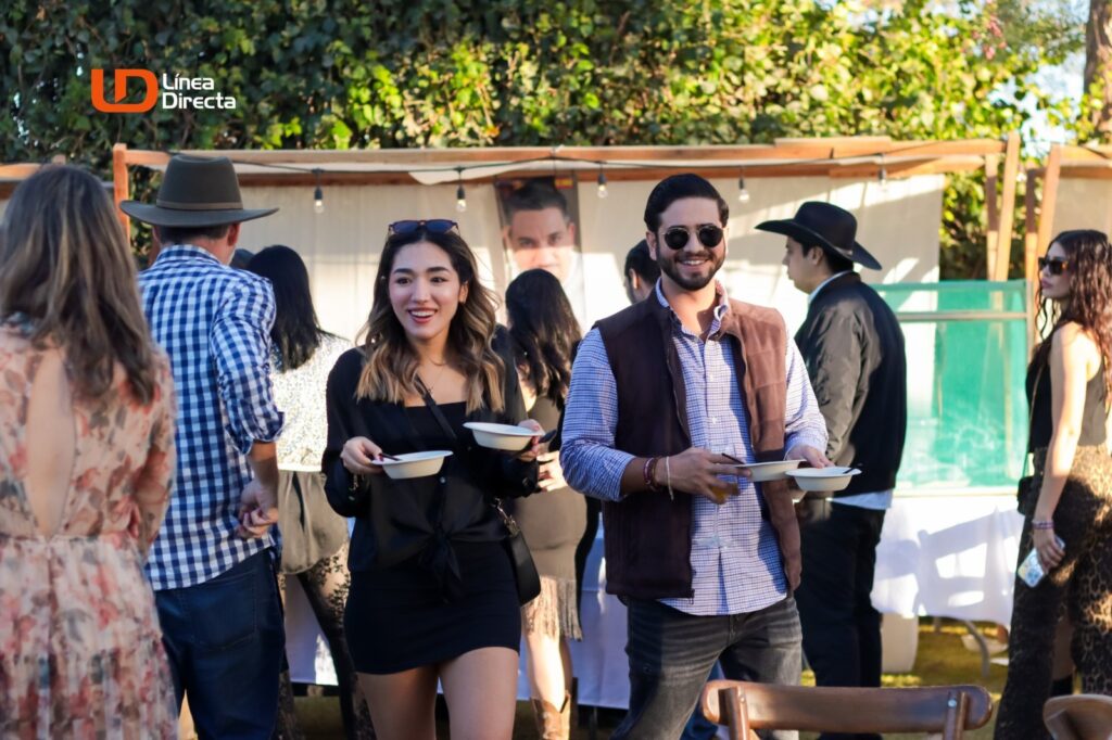 Dos personas con platos de comida en sus manos en el Los Mochis Culinary Fest III