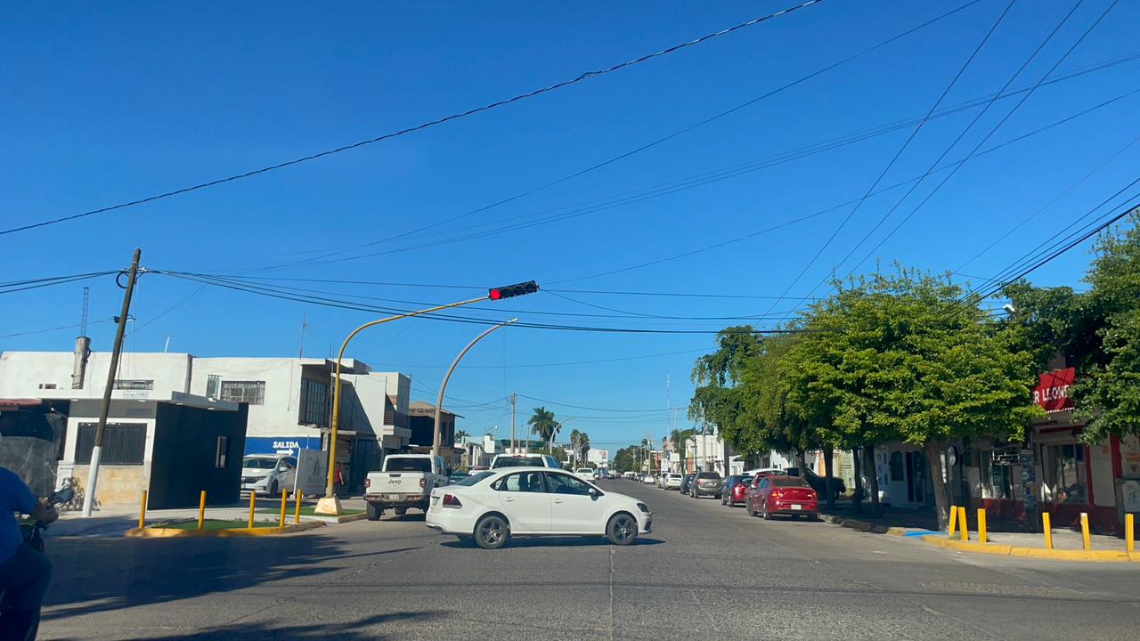 Calle con carros y un semáforo