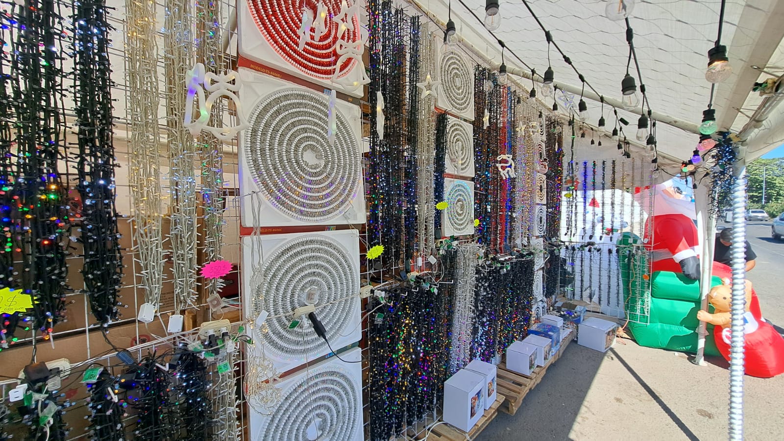 Distintos tipos de decoraciones navideñas, luces e inflables colgados en exhibición para que la gente los vea