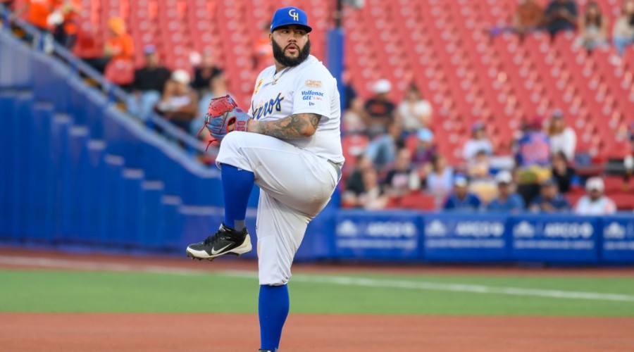 Luis Iván Rodríguez pitcher de Charros de Jalisco encima del montículo en posición de lanzamiento