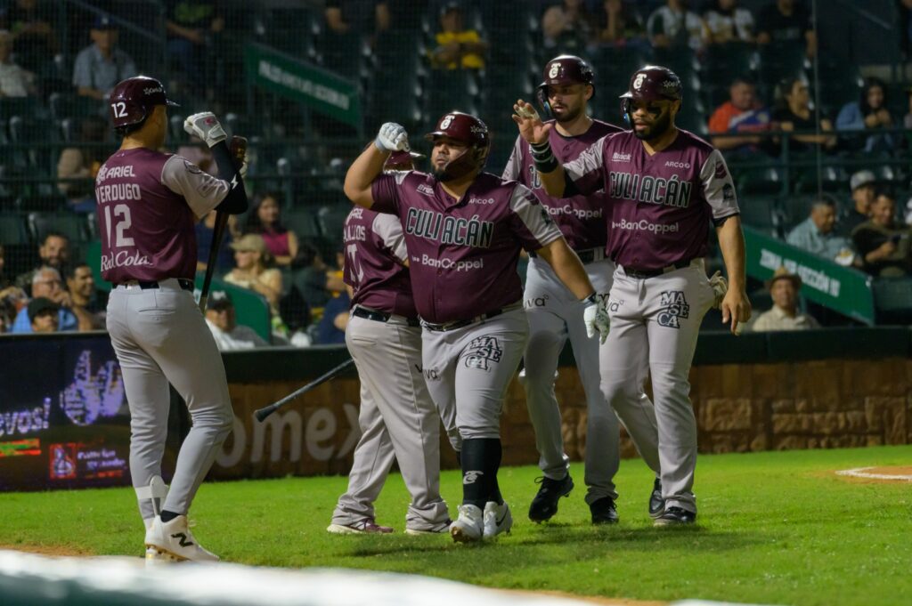 Luis Juárez celebra anotaciones de Tomateros de Culiacán