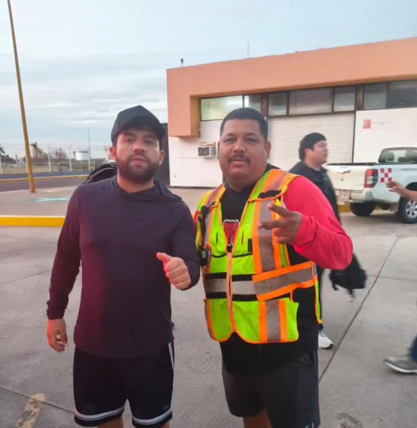 Luis R Conríquez junto a un fanático en el aeropuerto de Los Mochis.