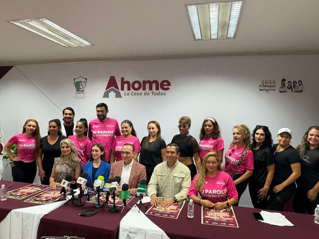 Alcalde y personas posando para la foto en una rueda de prensa