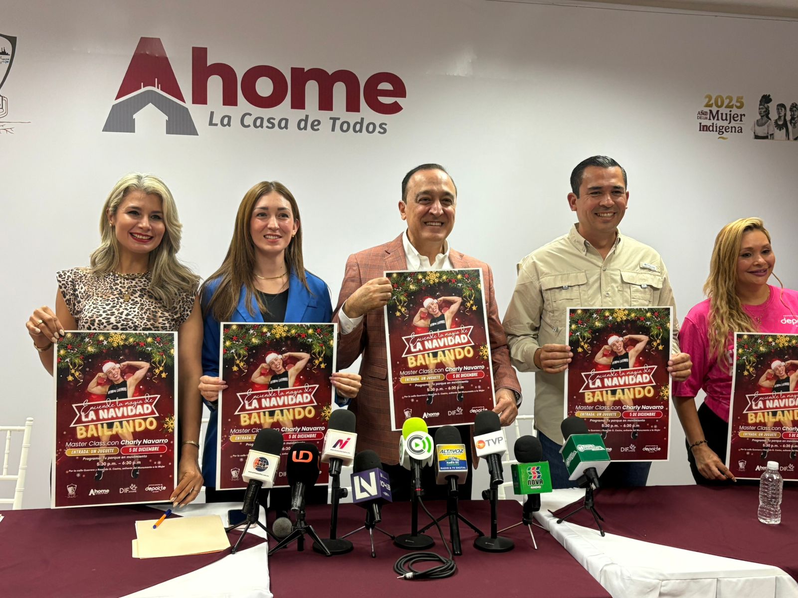 Alcalde de Ahome y representantes del evento sosteniendo un poster
