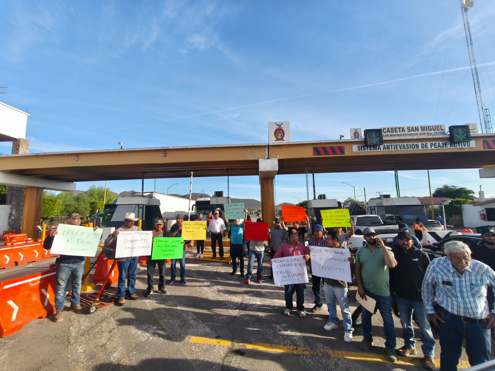 Manifestación de productores en la caseta de San Miguel