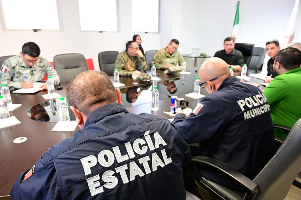 Policías estatales en junta para operativo