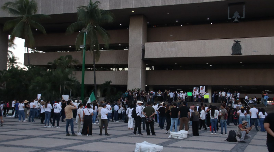 Marcha de la Generación Z en la explanada de Palacio de Gobierno de Culiacán