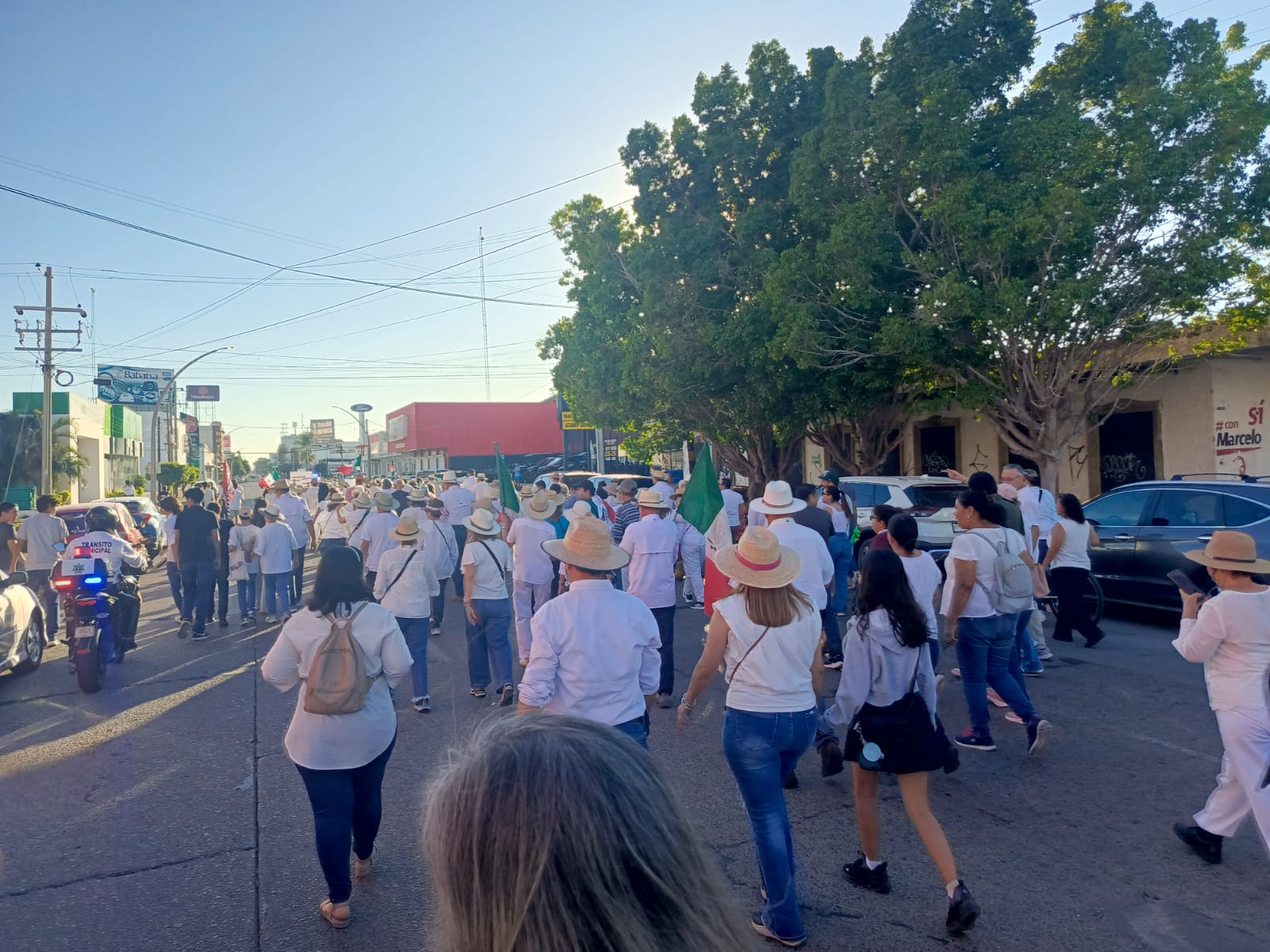 Personas marchando en Los Mochis