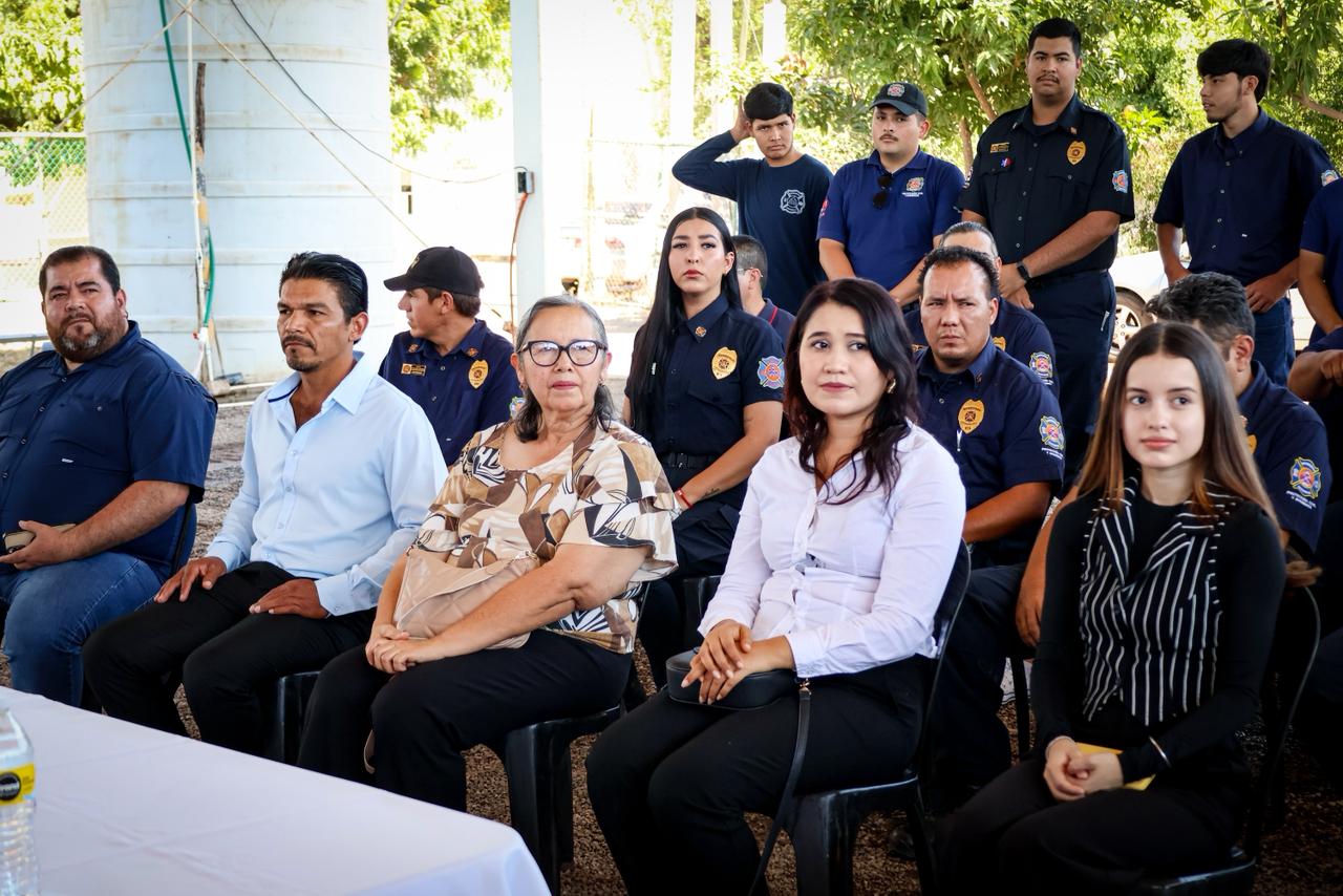 María Cristina Sosa junto al cuerpo de bomberos de Mocorito