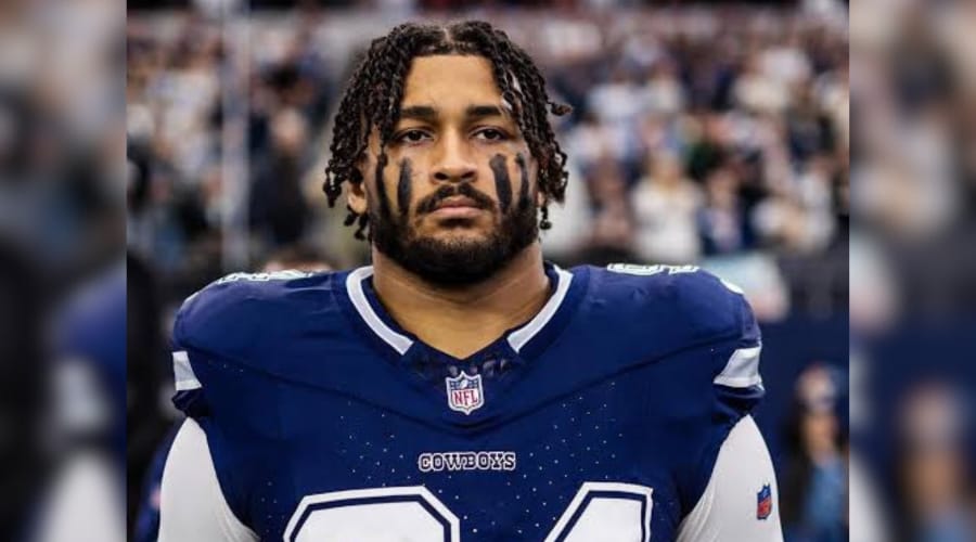 Jugador de los Dallas Cowboys mirando hacia el frente portando un uniforme azul
