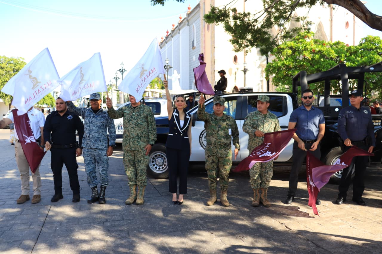 Elementos de seguridad junto a la alcaldesa Estrella Palacios