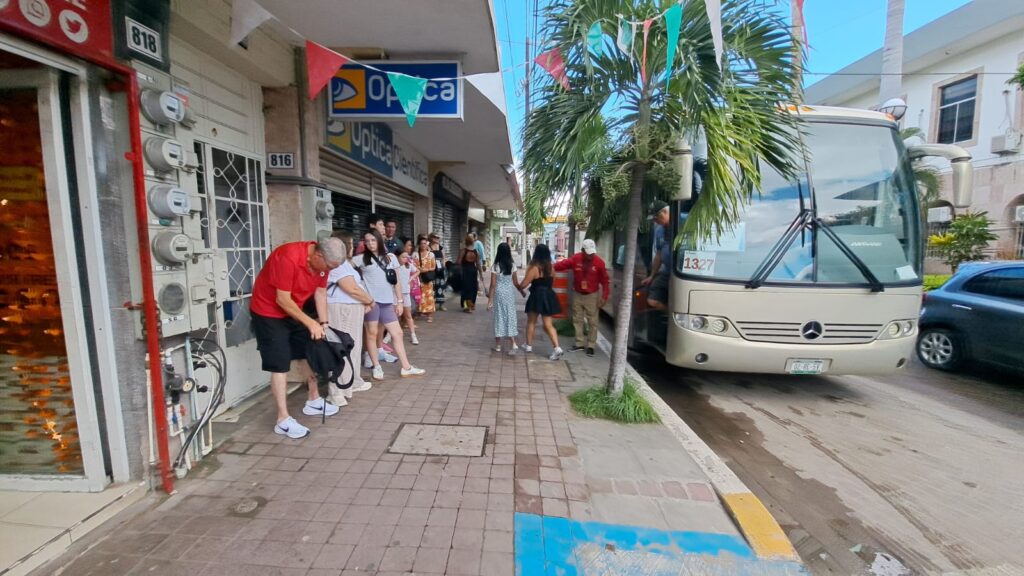 Turistas descienden de un autobús en Mazatlán 