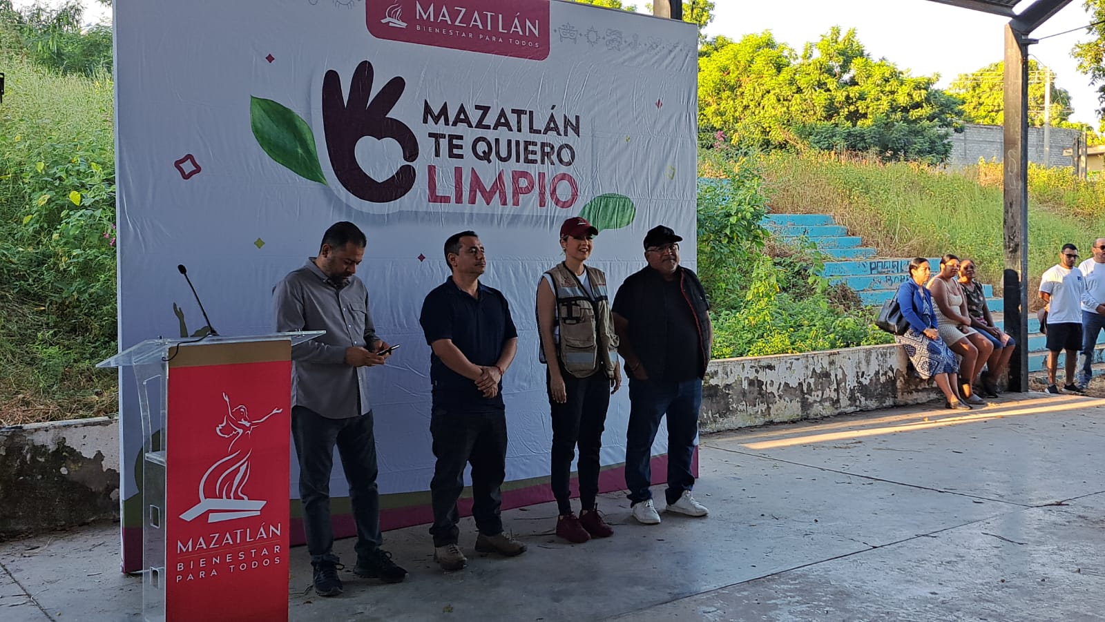 La alcaldesa de Mazatlán junto a personal del programa 