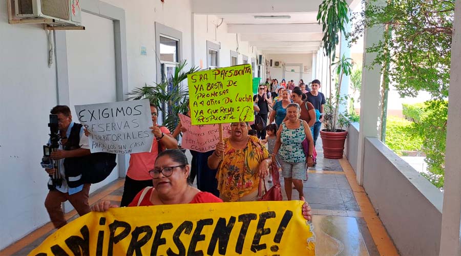Familias mazatlecas se manifiestan en el palacio municipal para exigir a la administración una reserva territorial