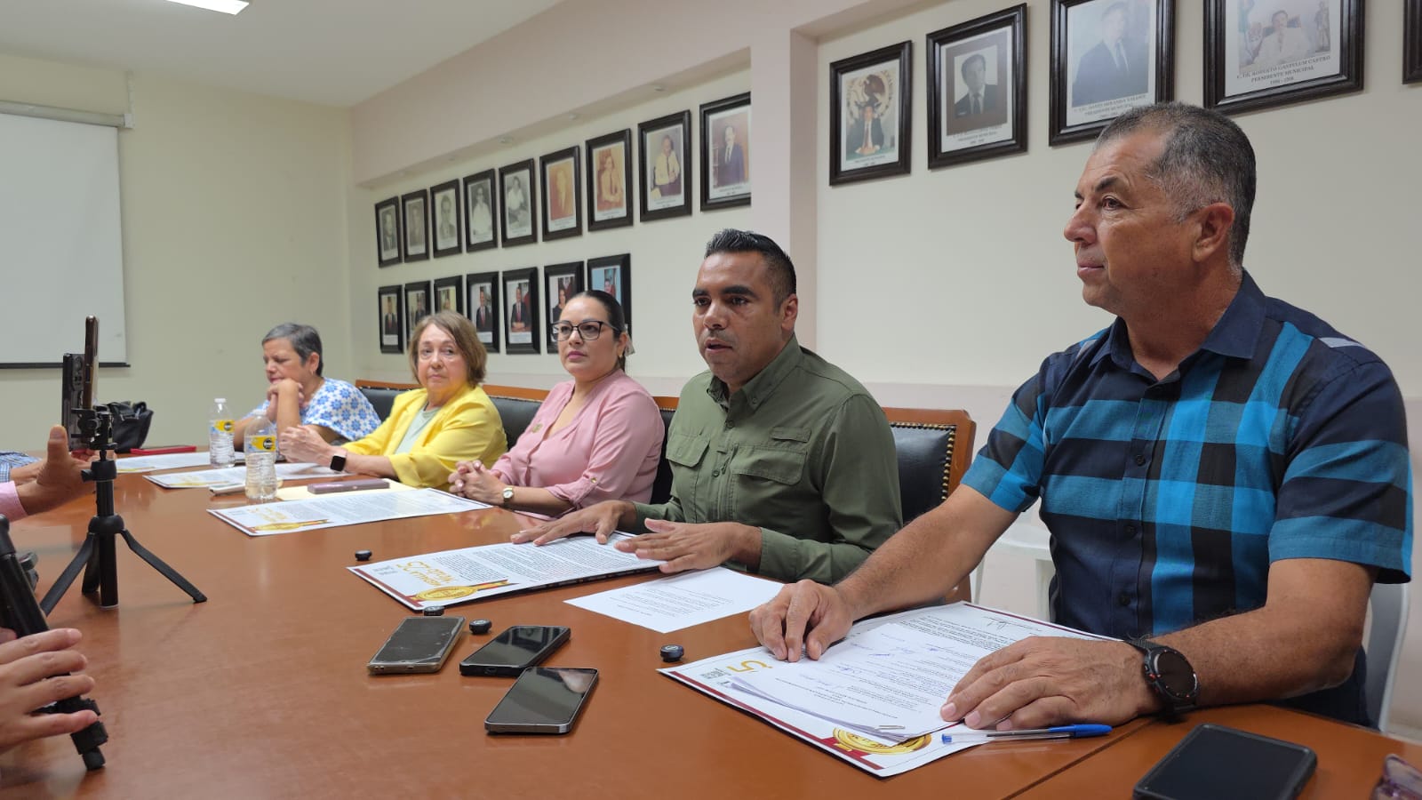 Personas en una rueda de prensa