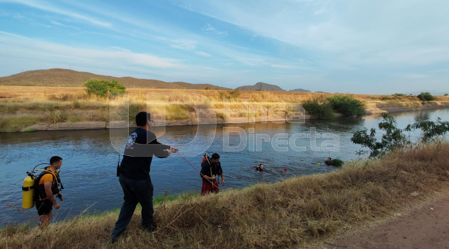 Policías y equipos de rescate buscan al menor que cayó a un canal