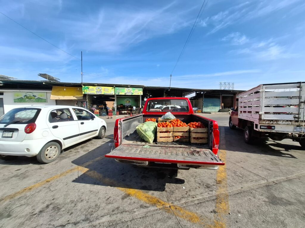Camioneta con carga de tomates en el Mercado Municipal de Mazatlán