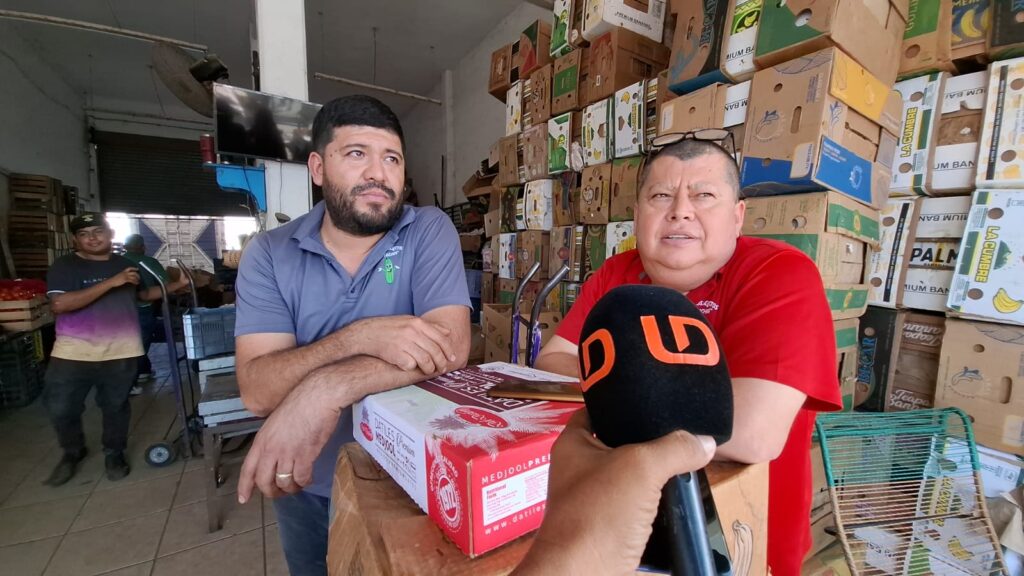 Dos personas comerciantes en entrevista con el micrófono de Línea Directa