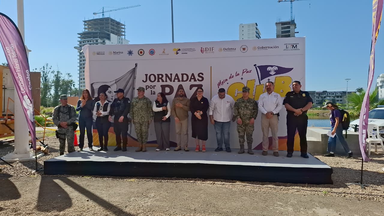 Personas en un templete en la presentación de Jornadas por la paz en el Parque Central en Mazatlán