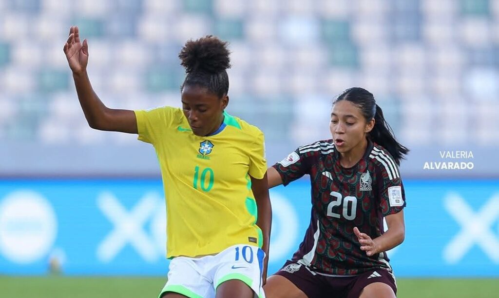 Jugadora de Brasil y de México en el duelo del tercer lugar en el Mundial sub 17
