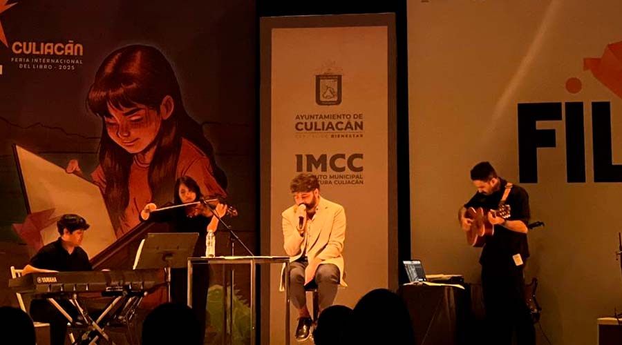 El escritor rumano, Miguel Gane protagonizó un recital de poesía basado en su libro en la Feria Internacional del Libro, en Culiacán