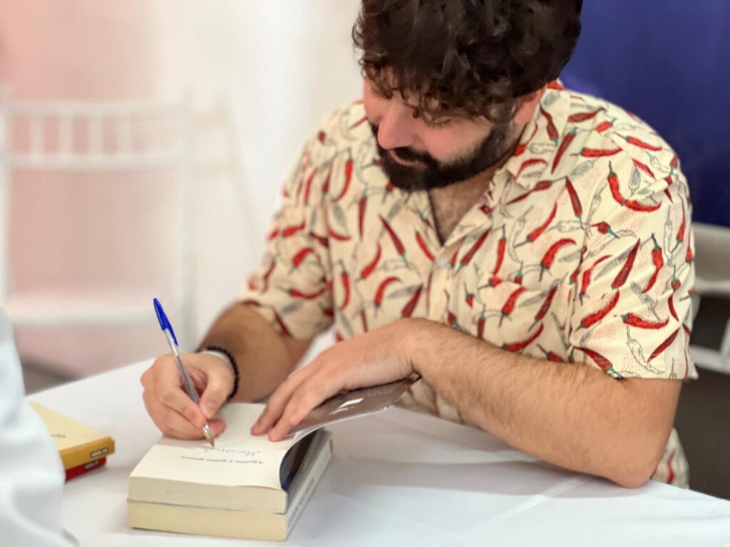 Miguel Gane, escritor rumano, realiza firma de libros en la FIL Culiacán