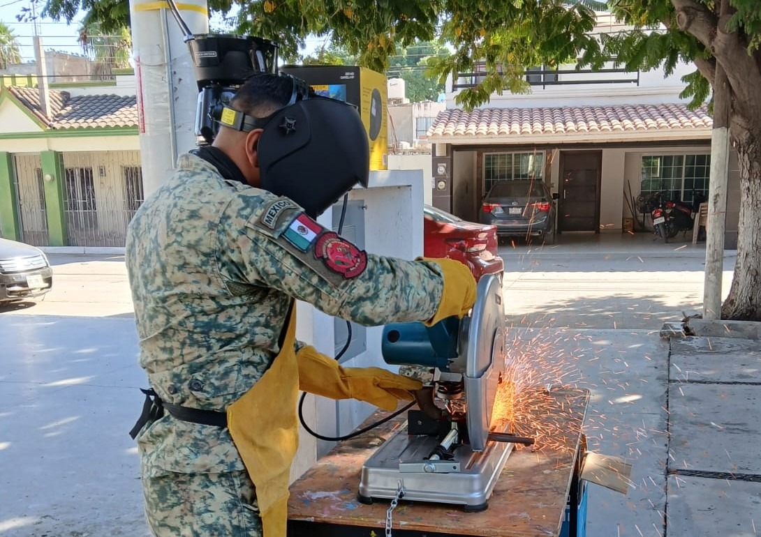Elemento de la marina con una maquina para destruir armas