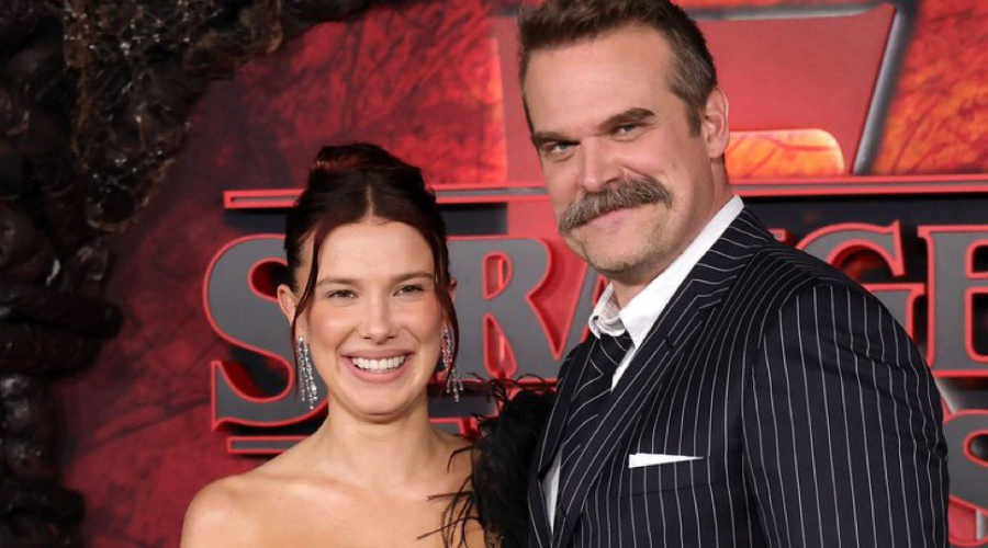 los actores principales Millie Bobby Brown y David Harbour posan frente a la cámara en la alfombra roja de Stranger Things 5