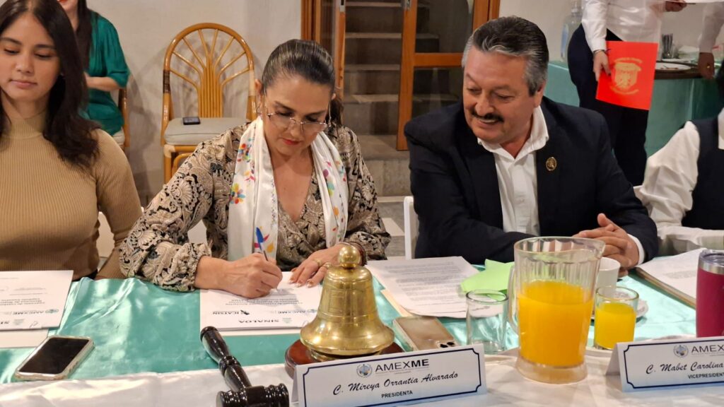 Mireya Orrantia, presidenta de Amexme realiza firma de convenios en Guasave