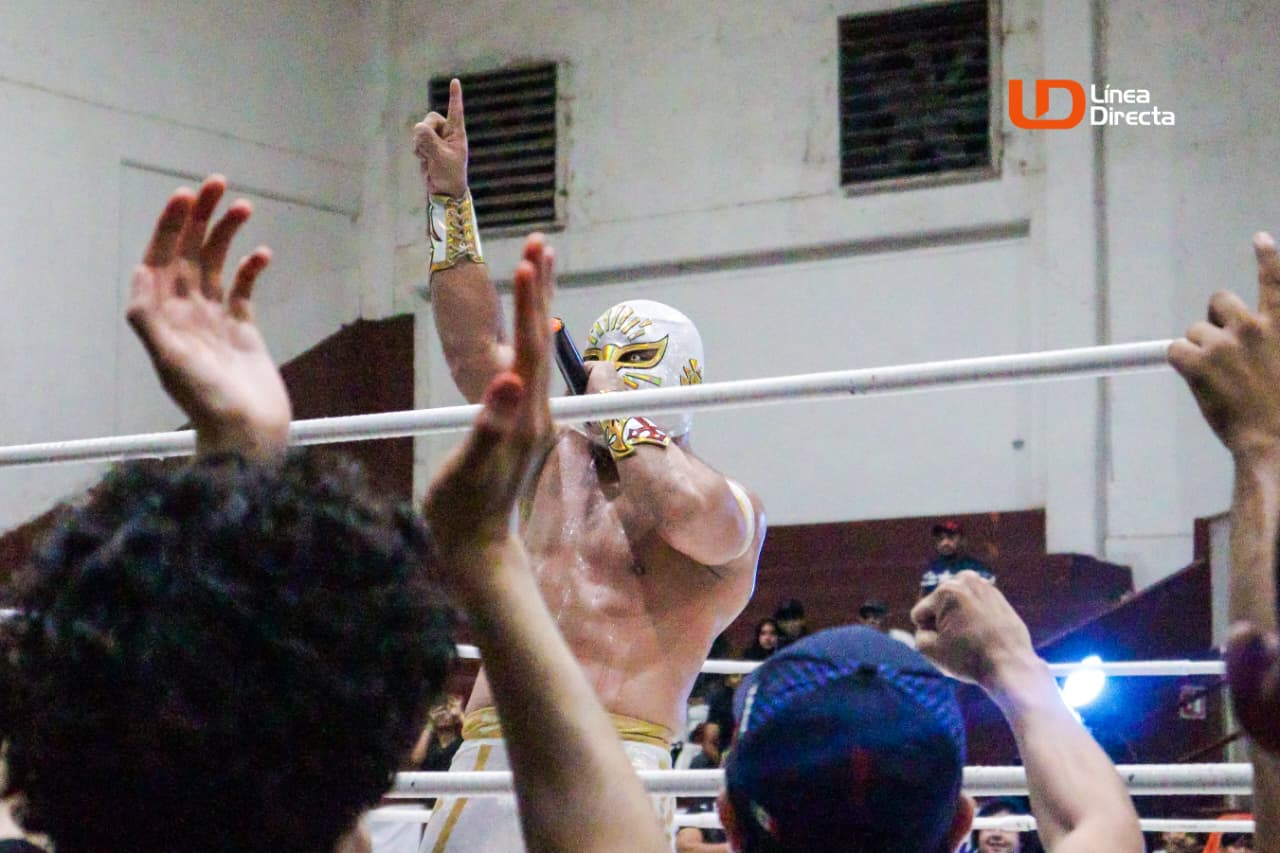Místico es ovacionado por fans en Los Mochis