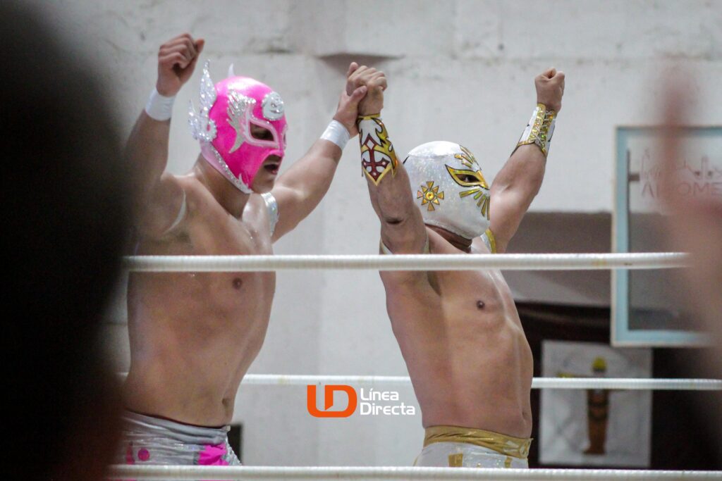Los luchadores Místico y Neón celebran la victoria frente a Euforia y Difunto en Los Mochis
