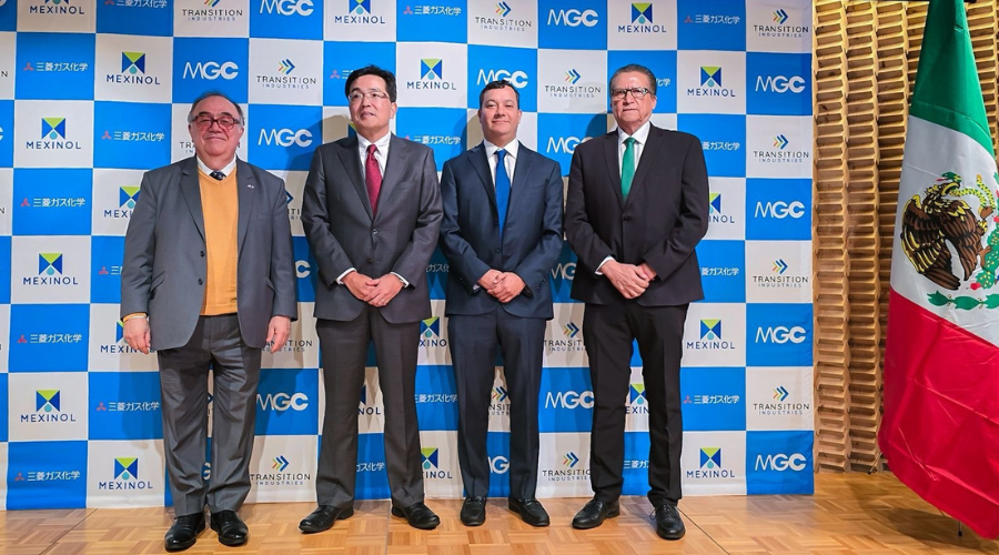 Funcionarios na ceremonia de firma en Tokio, Japón junto con una bandera de México