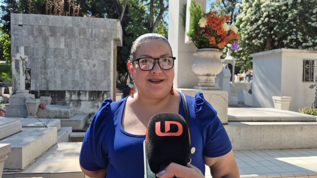 Mónica Sánchez visita a sus abuelos y a su padre