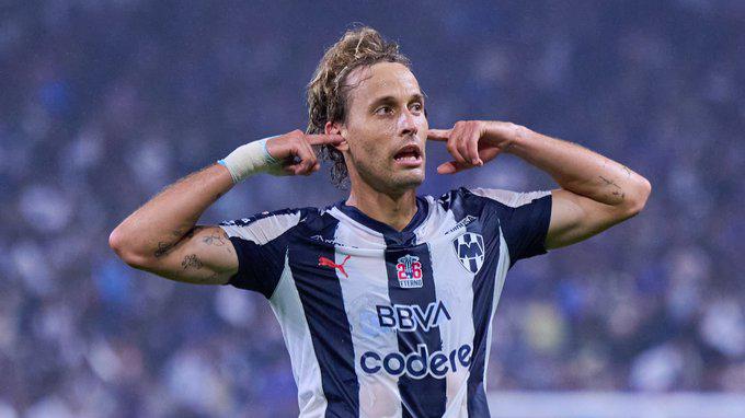 Jugador de Rayados de Monterrey celebra triunfo en Liga MX