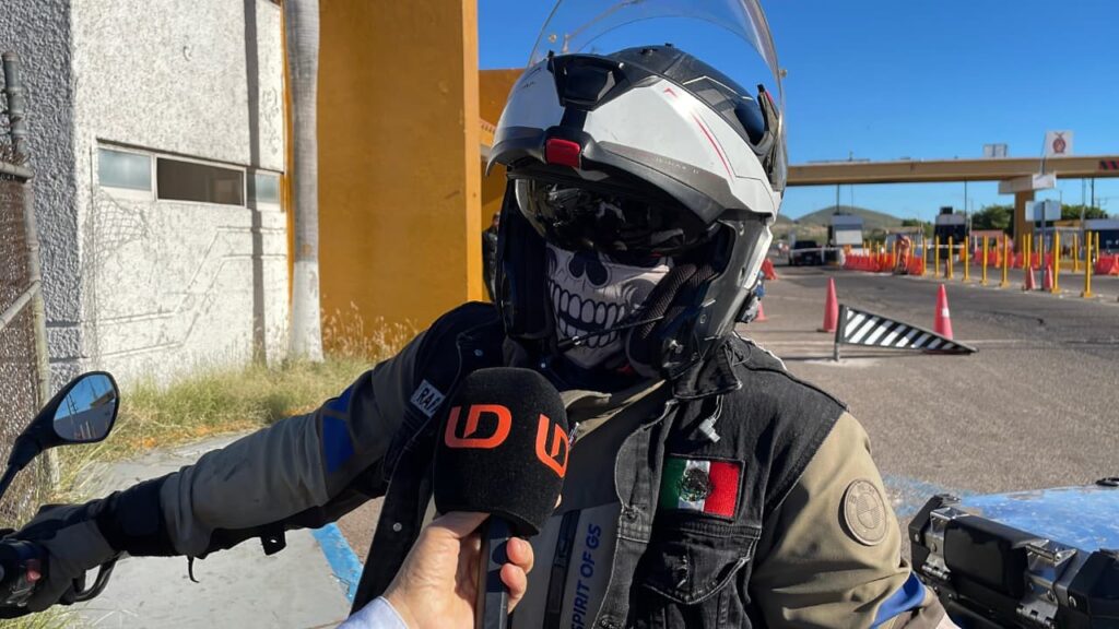 Motociclista con casco y micrófono de Línea Directa en carretera de Sinaloa