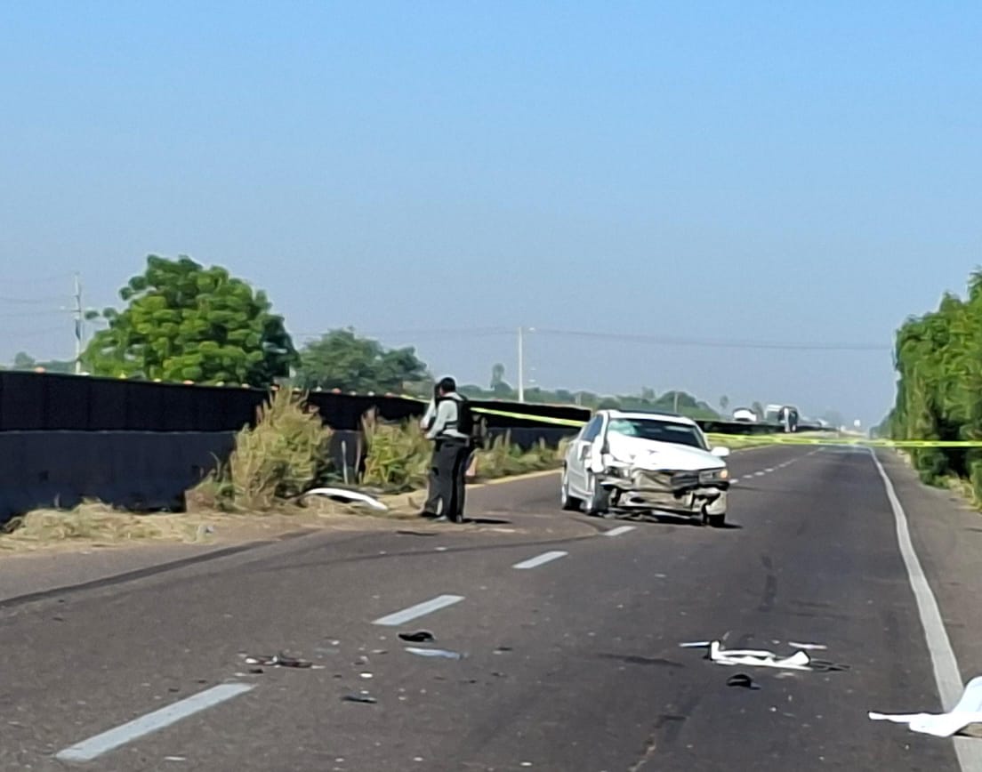 Carro balco chocado sobre la carretera México 15 en Guasave junto a dos elementos de seguridad