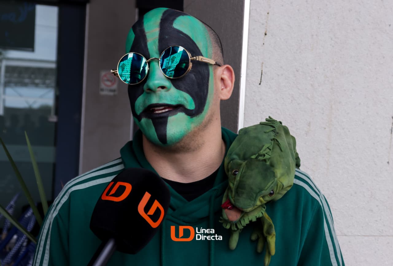 Mr. Iguana siendo entrevistado por línea Directa