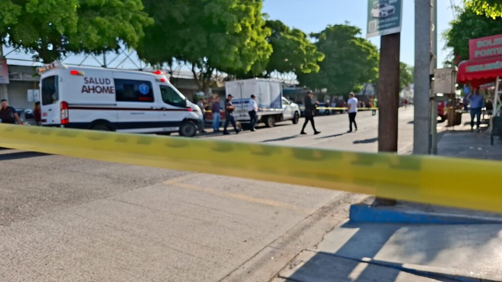 Cinta amarilla de precaución y una ambulancia de Salud Ahome