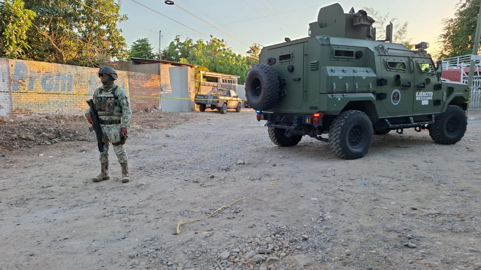 Militar de pie al lado de una camioneta del Ejército Mexicano