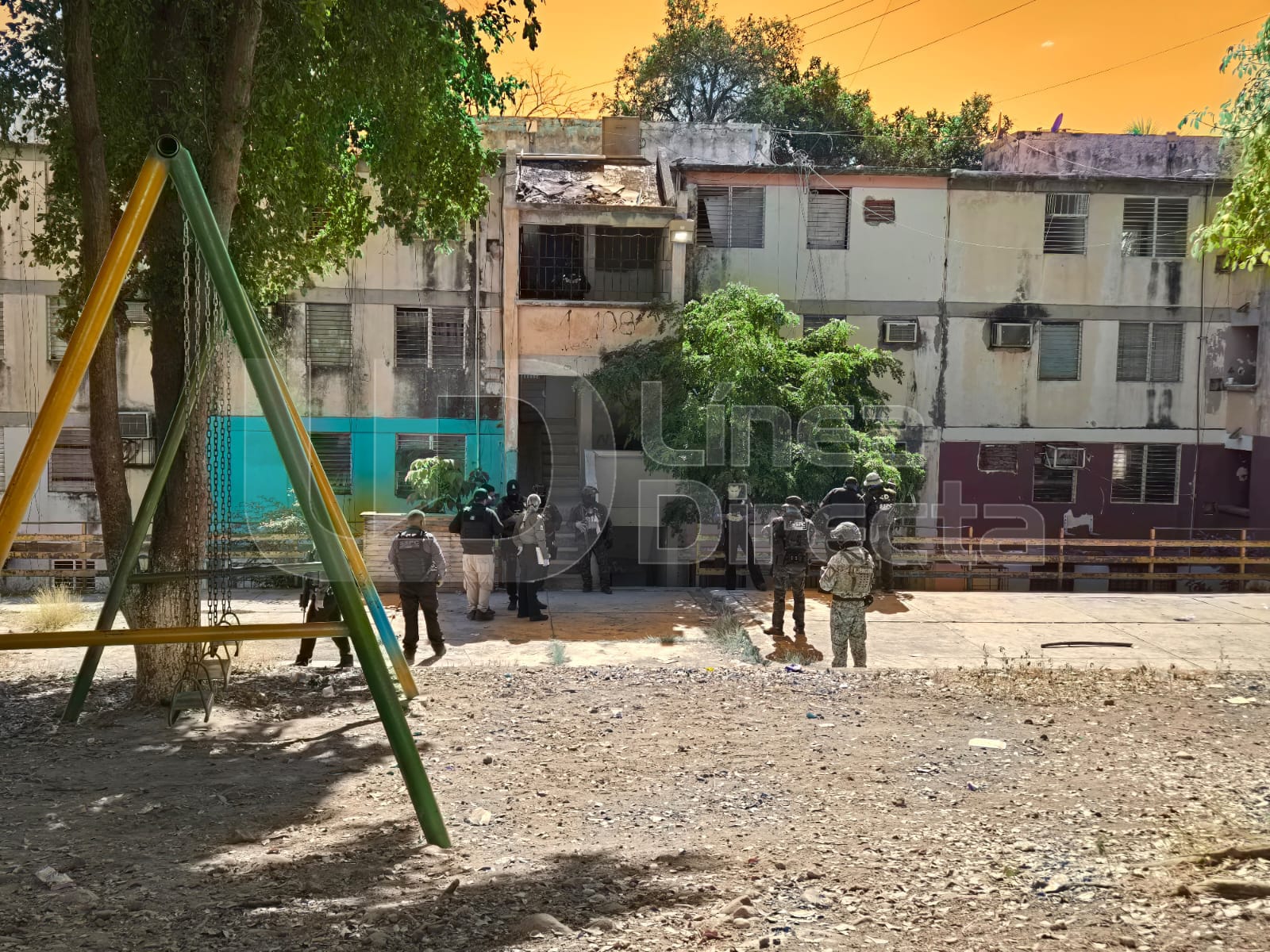 Agentes del ejercito mexicano y policía municipal a las afueras de unos departamentos de Culiacán