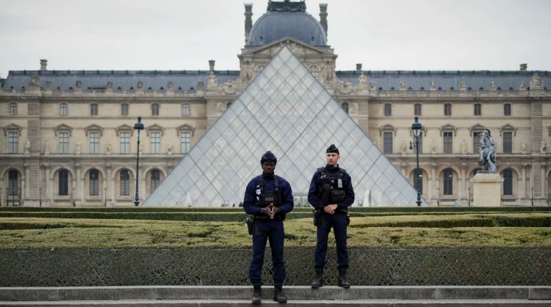 Museo del Louvre: instalan 100 cámaras en el perímetro y refuerzan seguridad tras robo millonario