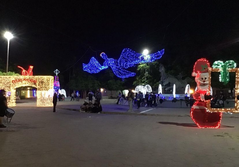 Así se puede apreciar en la noche, algunos adornos de Navidad en las calles de Los Mochis