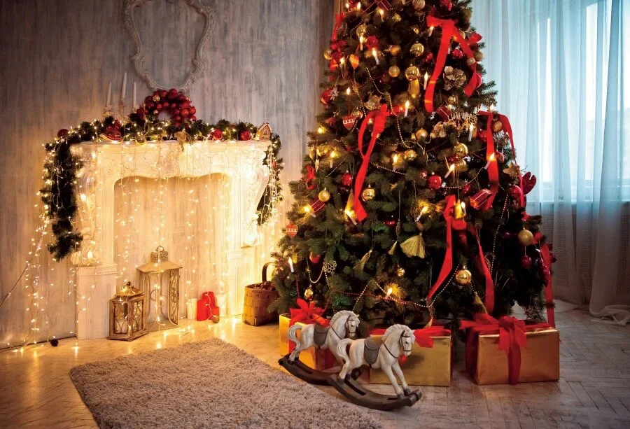 Árbol de Navidad y una chimenea decorada