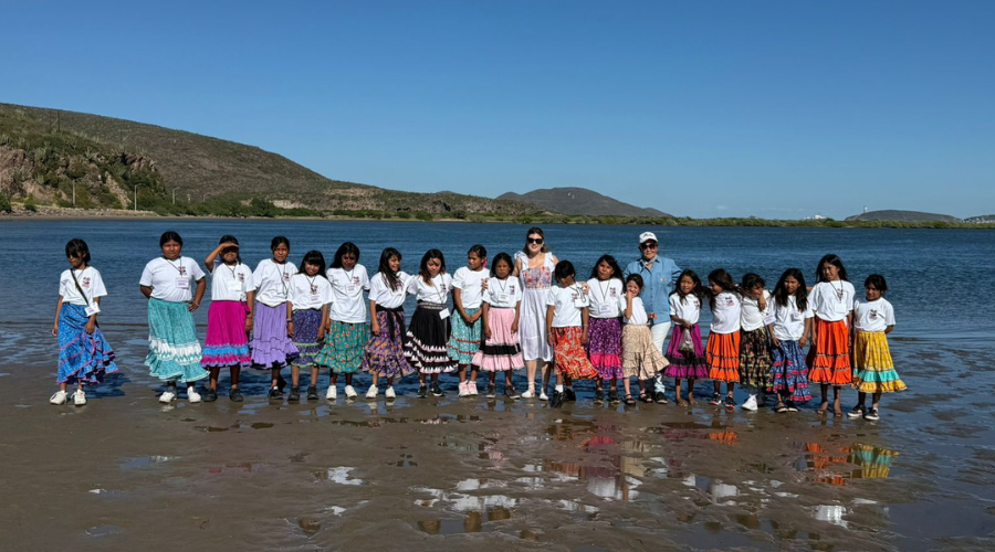 Niñas de la sierra Tarahumara conocen el mar